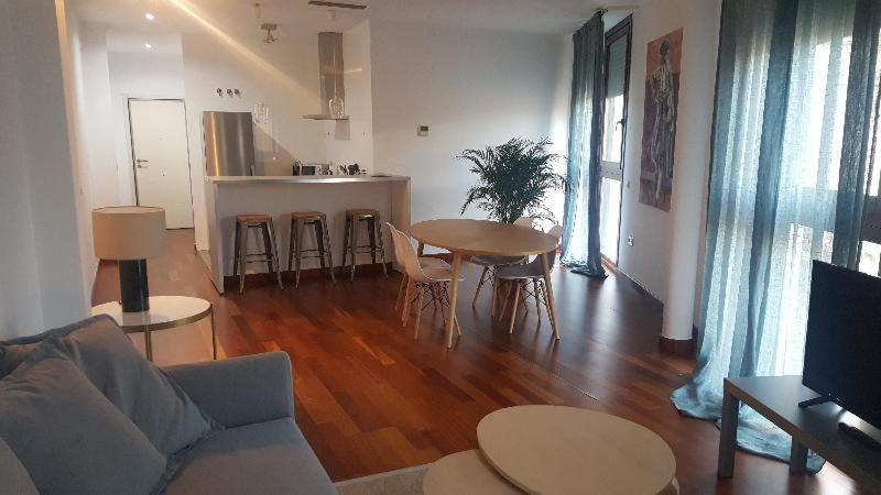 Azz Sevilla Torre De La Plata Apartamentos חדר תמונה